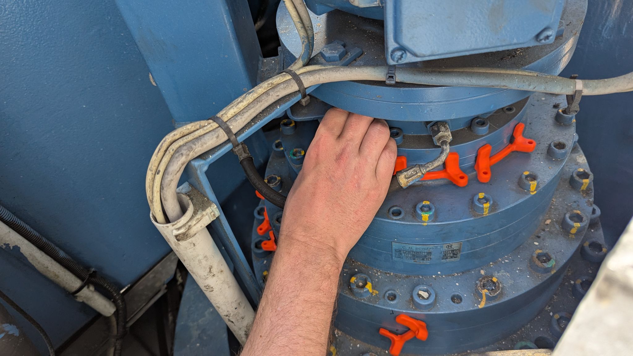 Windturbine yaw drive fiber optic sensor installation